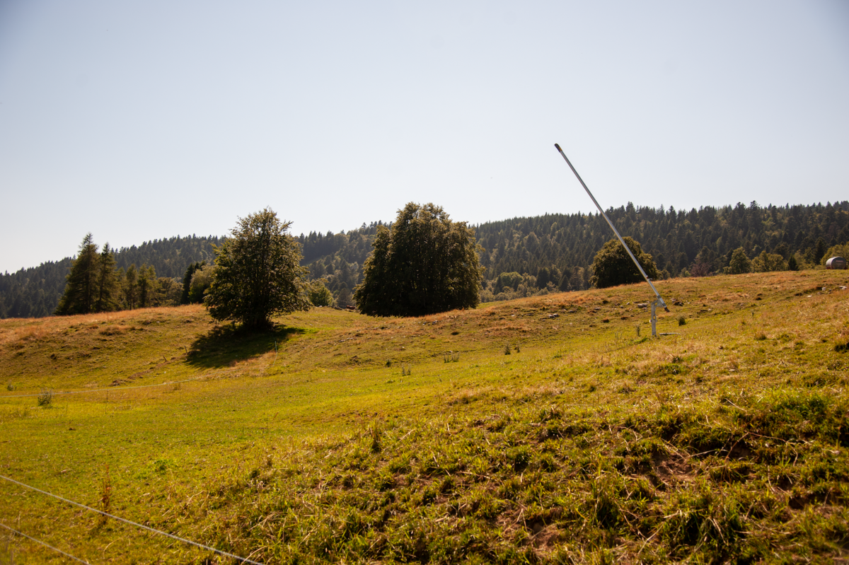 Partout en montagne poussent désormais des canons à neige (ici à La Feclaz) - © Reflets