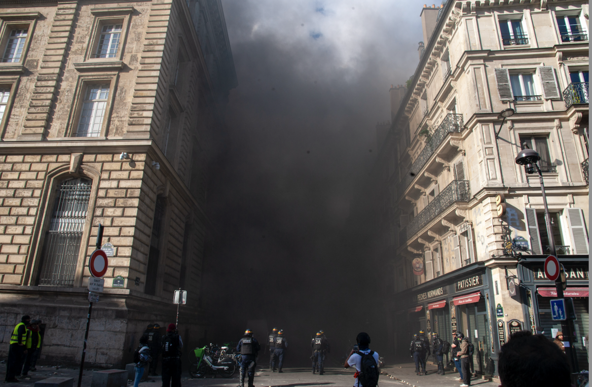 Après une voiture enflammée sur la place, le premier gros feu (de véhicules) de la capitale démarre dans la rue Yves Toudic. C'est les ténèbres... - © Reflets