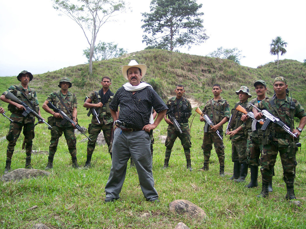 Hernan Giraldo, alias le "Seigneur de la sierra" à la tête de ses paramilitaires du "Bloc de Résistance Tayrona" - Semana