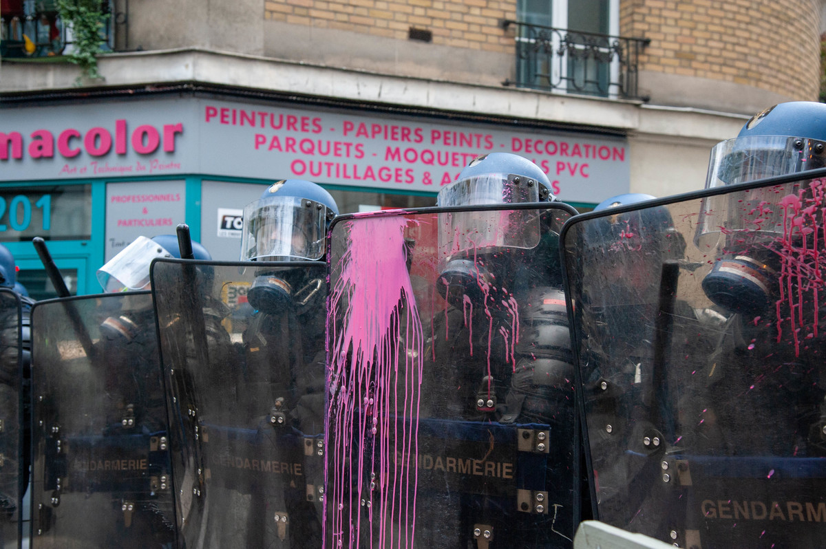 On essaye toujours de comprendre pourquoi ces policiers ont ressenti le besoin d'acheter de la peinture rose dans ce magasin pour se peinturlurer... - © Reflets