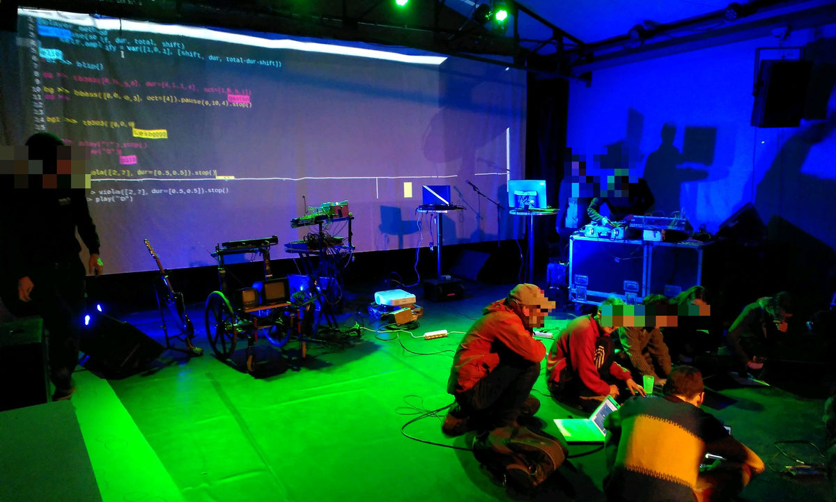 Première partie assurée par les participants de l'atelier "musique algorithmique" qui live-codent le concert à huit