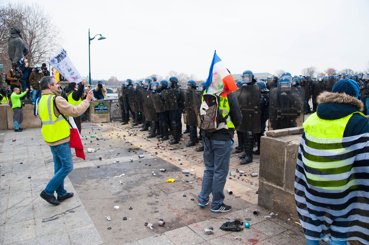 Entre deux salves de lacrymos et de grenades, les manifestants reviennent discuter avec les forces de l'ordre - © Reflets