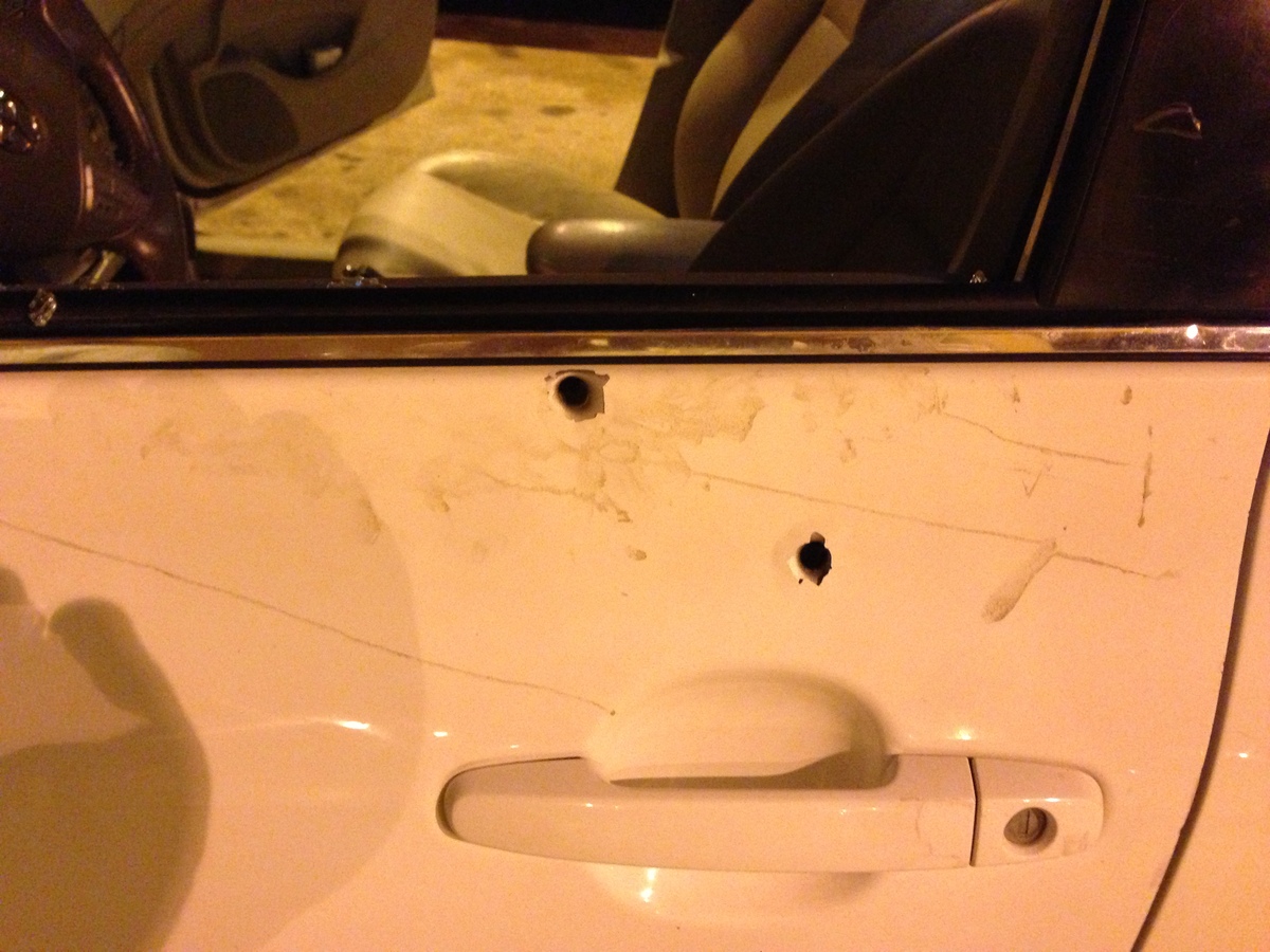 La voiture du consul, criblée de balles - D.R.