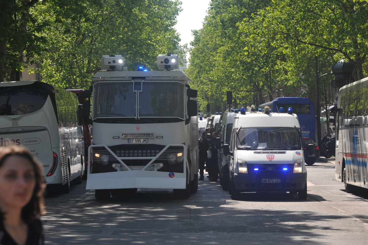 Place de la Bastille, le nombre de camions de CRS est impressionnant. Les caméras de surveillance tournent à plein régime. - Reflets.info - CC BY-NC-SA 2.0
