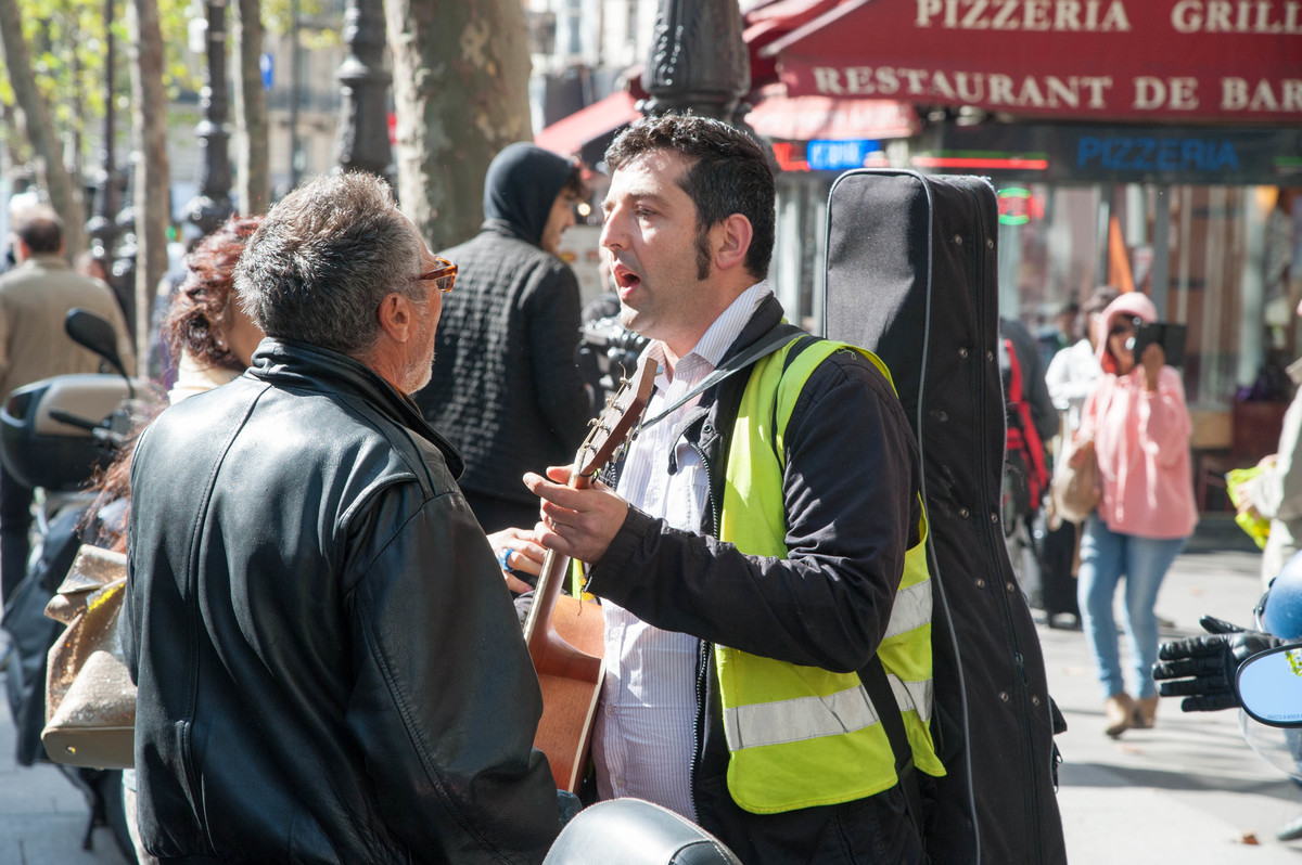 Alors que la contre-manifestation est dispersée par la gendarmerie, surgit de nulle part le fameux guitariste de l'extrême. - © Reflets