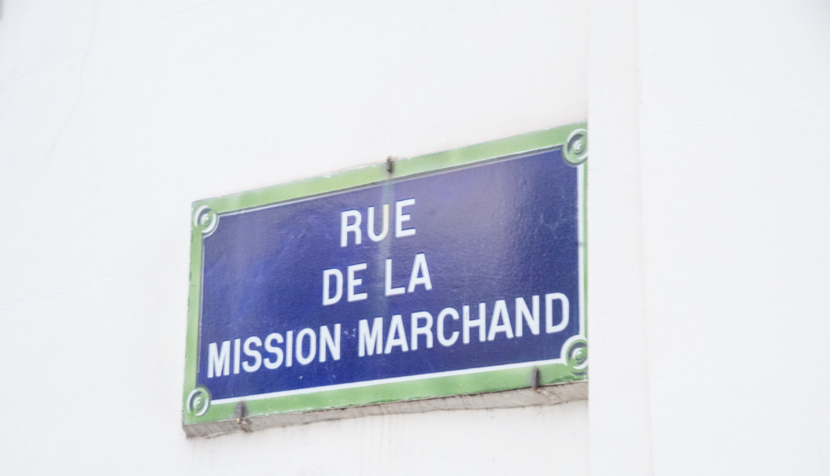 Il y a des signes : on est au coin de la rue de la Mission Marchand (Nicolas Sarkozy est mis en examen dans l'affaire Mimi Marchand) - © Reflets