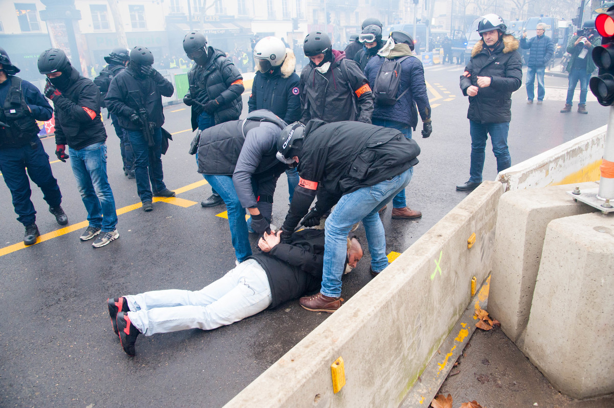 Plusieurs arrestations sur la place de la Bastille, dont une personne armée d'une barre de fer (pas celle sur cette photo) - © Reflets