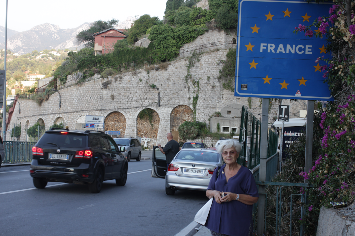 Martine Landry devant le panneau France à la frontière à Menton - Jacques Duplessy - Reflets - Citation Reflets.info requise