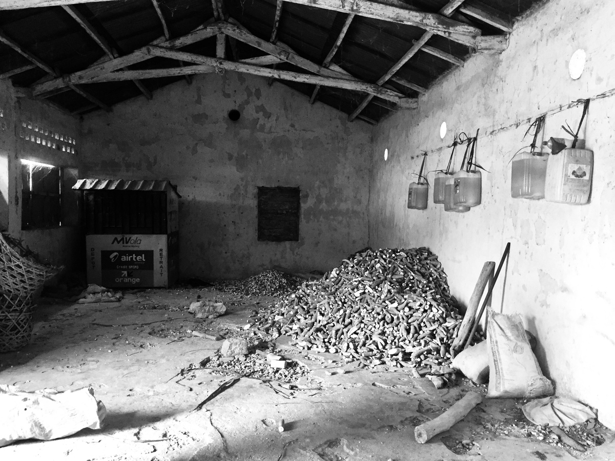 Réserve alimentaire et état des stocks de la maison centrale de Fianarantsoa. Le manioc sec tout juste livré du camp pénal voisin est stocké au sol. Les bidons d’huile sont accrochés au mur pour ne pas être mangé par les rats qui pullulent - février 2023 - © Samuel Gautier