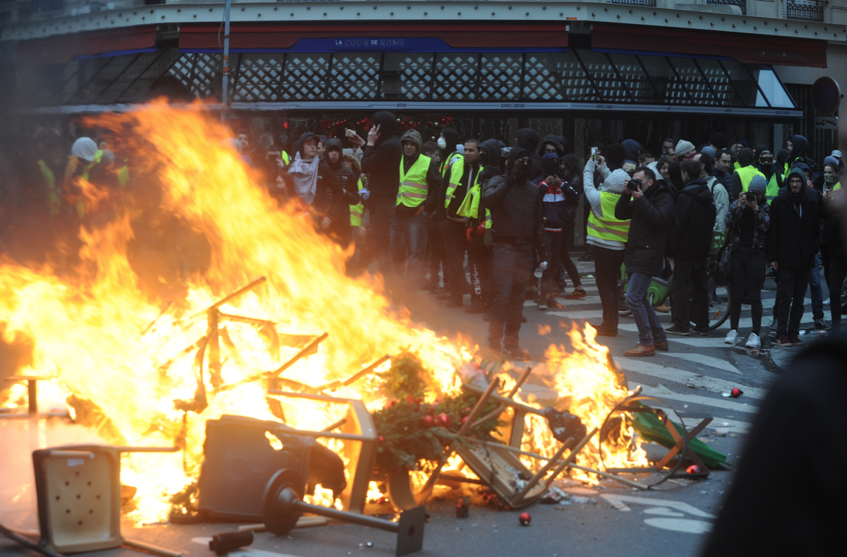 Barricade en feu devant Saint-Lazare - Antoine Champagne - Reflets - © Reflets