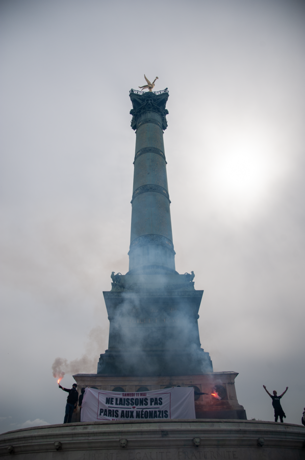 À la Bastille, quelques personnes rappellent l'approche du rassemblement néonazi du C9M  prévu le 11 mai. - © Reflets