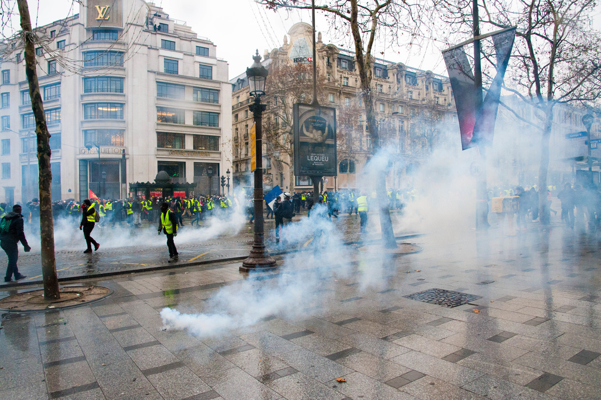 Sur les Champs, les lacymos pleuvent sur des manifestants inoffensifs.  - © Reflets