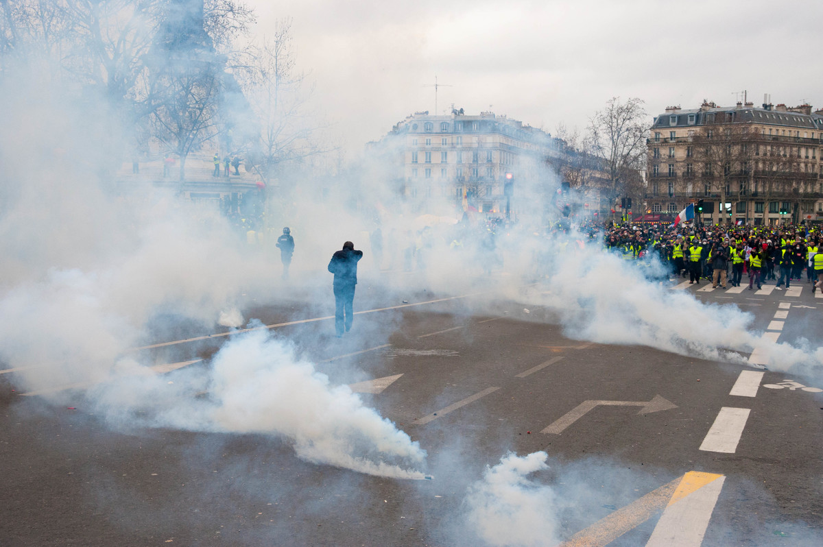 Les affrontements se déplacent vers l'intérieur de la place de la République. - © Reflets
