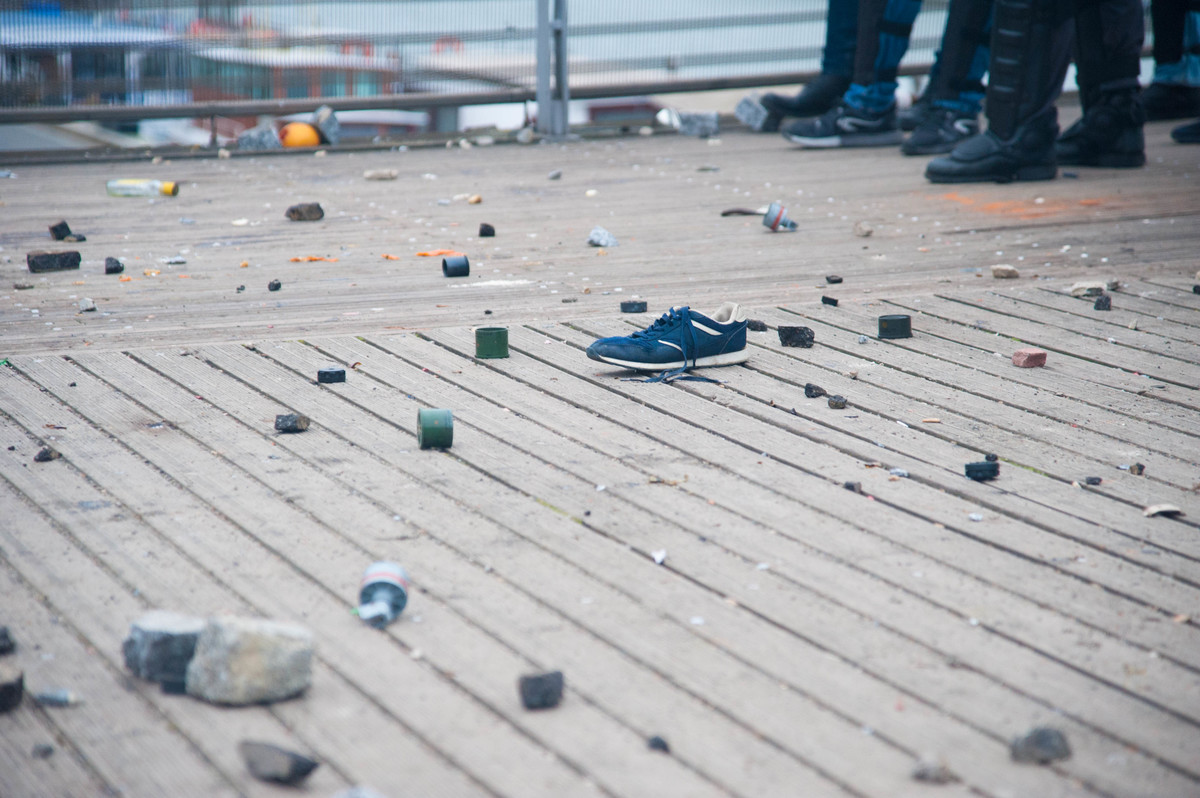 Sur le pont, devant la rue de Solférino, les traces des tirs de grenades et de lacrymos - © Reflets