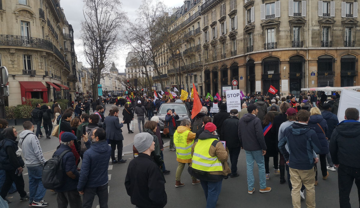 Après quelques prises de paroles, la manifestation s'élance vers les beaux quartiers parisiens. - Reflets