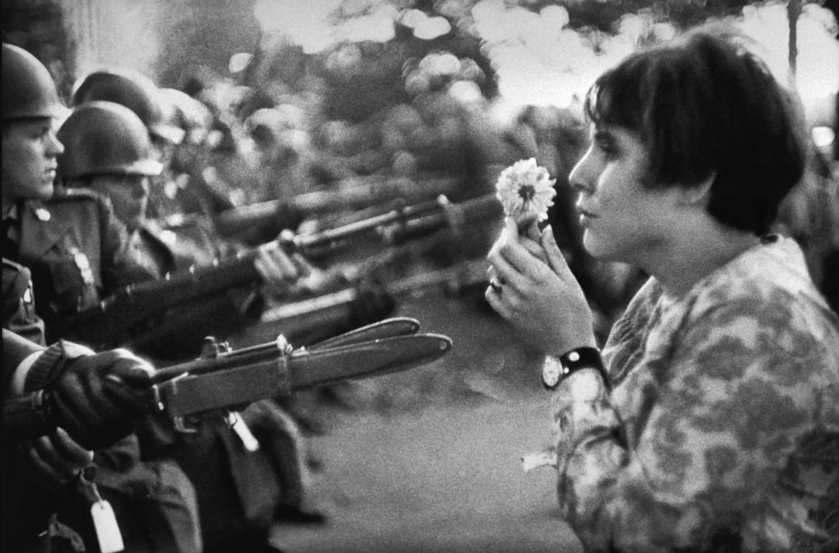 Jan Rose Kasmir face aux militaires Américains à Washington en 1967 - Marc Riboud - © Magnum