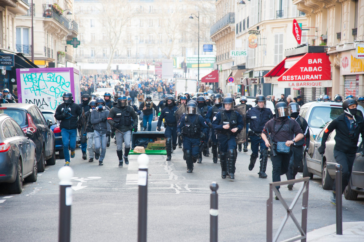 Des groupes de policiers poursuivent les manifestants dans les rues - © Reflets