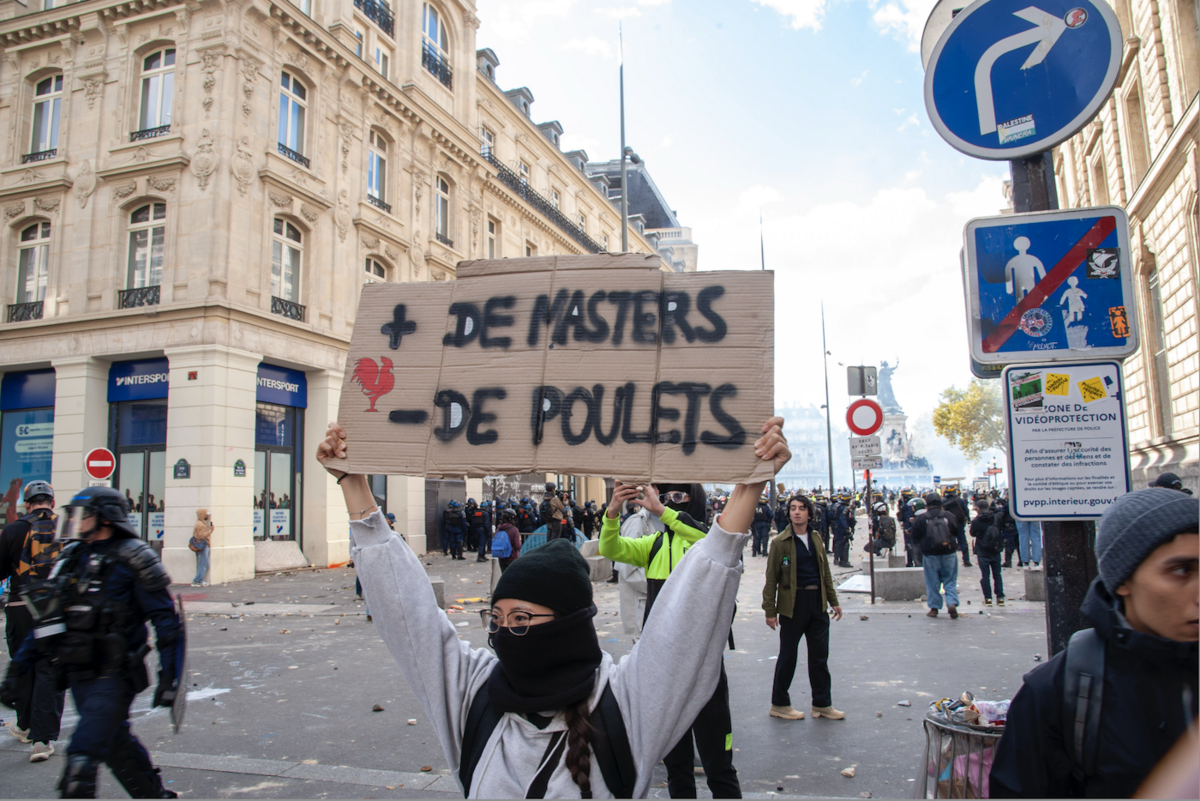 Derrière, se presse un cortège en provenance de la rue du Faubourg du Temple. Les slogans sont toujours pacifistes et clairs - © Reflets