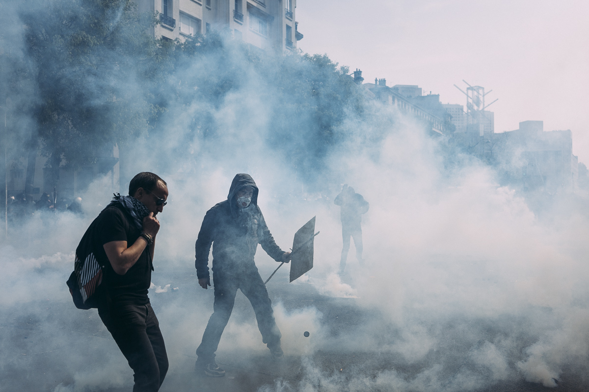Défilé du 1er mai, des manifestants pris dans les gaz lacrymogènes.  - © Denis Meyer