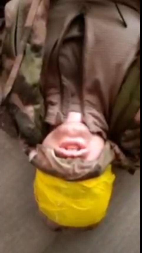 Une vidéo dans laquelle le prisonnier russe est allongé par terre, les yeux bandés et doit répondre à des questions