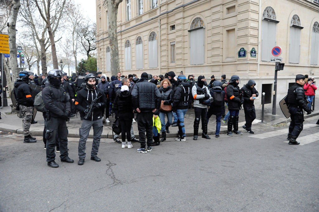 Après avoir été ballotés d'avenue en avenue, certains manifestants trouvent la sortie. Fouille, pose des gilets. - © Reflets