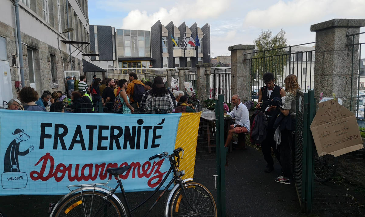 L'activisme à Douarnenez ne se cantonne pas au festival. Une cantine populaire se tient à « La fraternité » les lundi et mardi à 12h30 et les mercredi et samedi à 18h.
