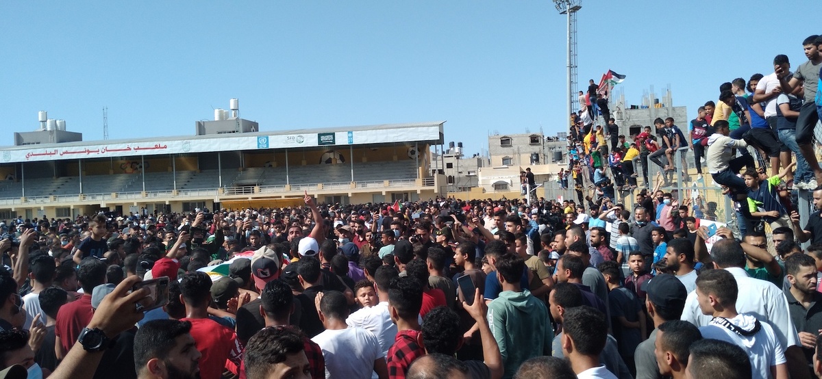Les Palestiniens enterrent leurs morts dans un stade - © Islam Idhair