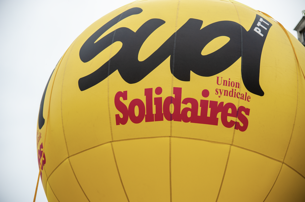 Les ballons habituels de tous les syndicats se succèdent boulevard du Temple. - © Reflets