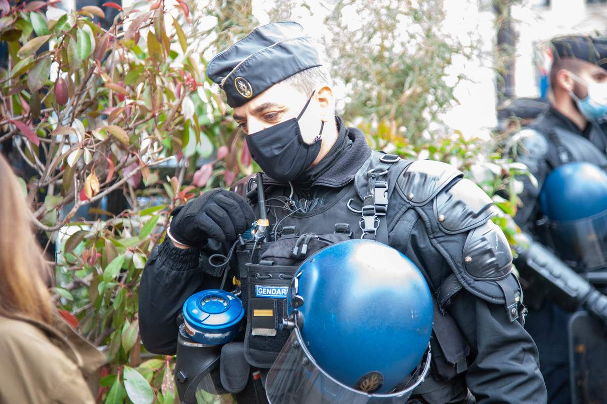 L'équipement des forces de l'ordre de nos jours, face à des manifestants calmes, interroge. - © Reflets