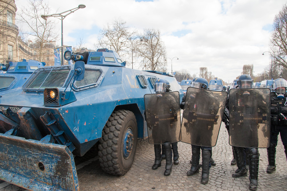 La puissance de la force de l'Etat, symbolisée par les blindés de la gendarmerie. - © Reflets