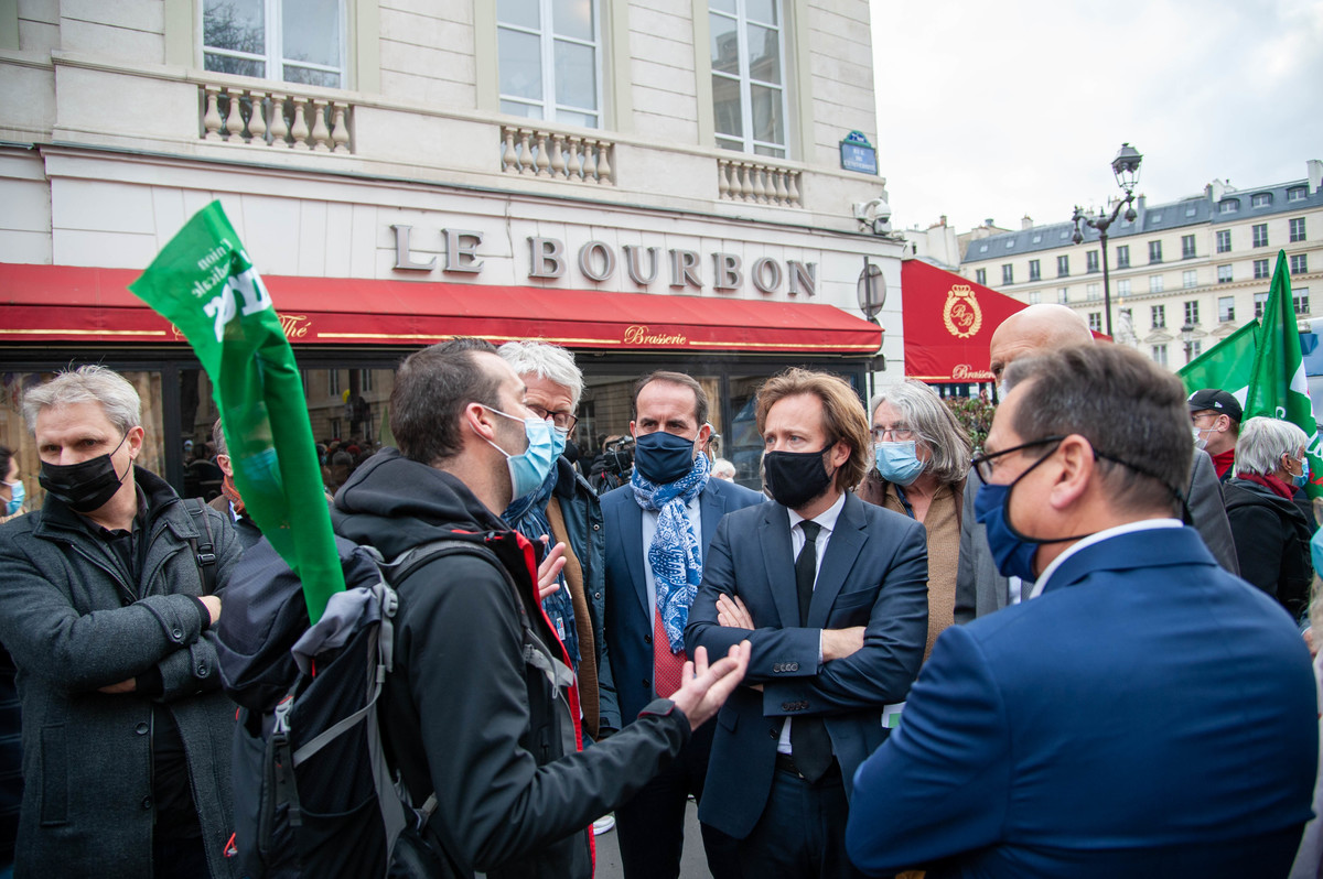 Le député des Landes Boris Vallaud  (PS) vient au contact.  - © Reflets