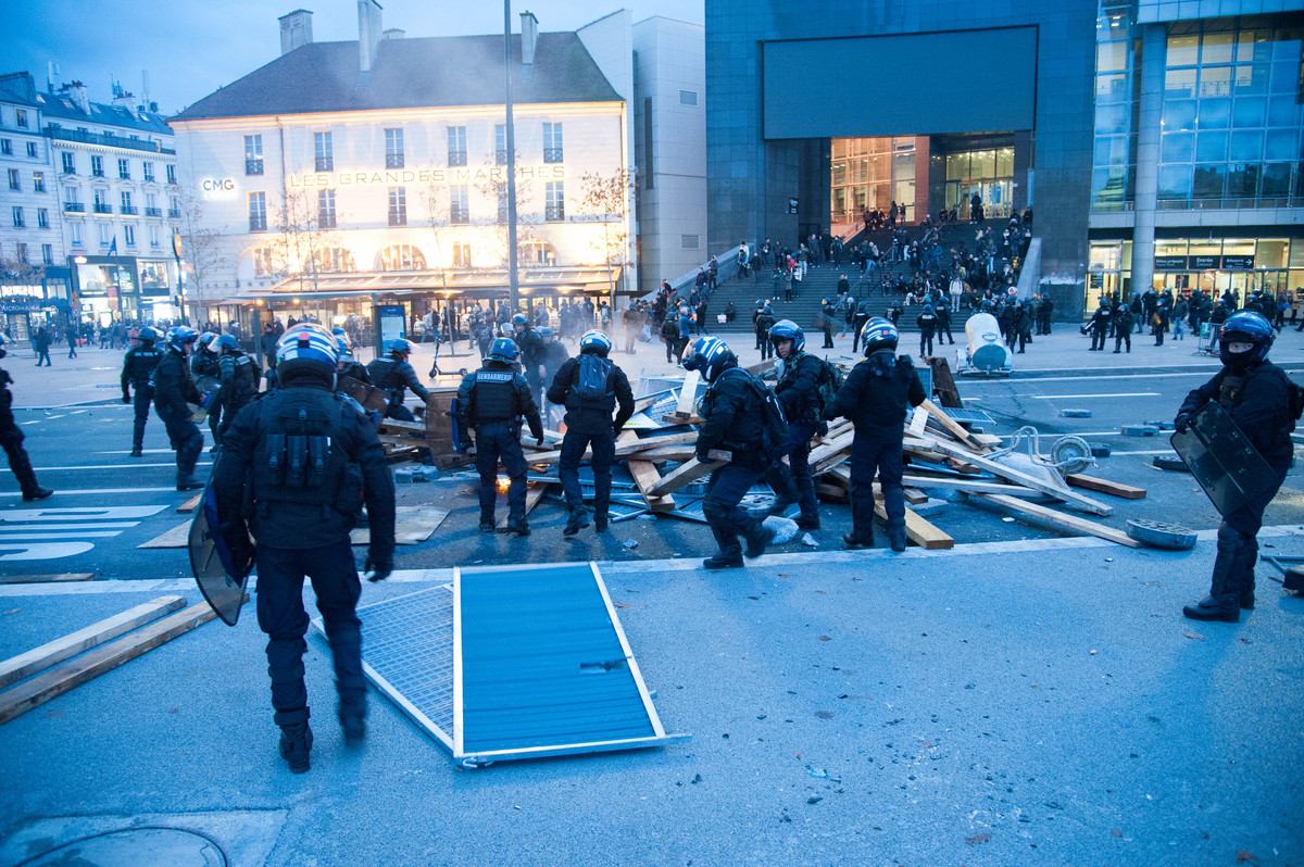 Les forces de l'ordre démontent les barricades. - © Reflets
