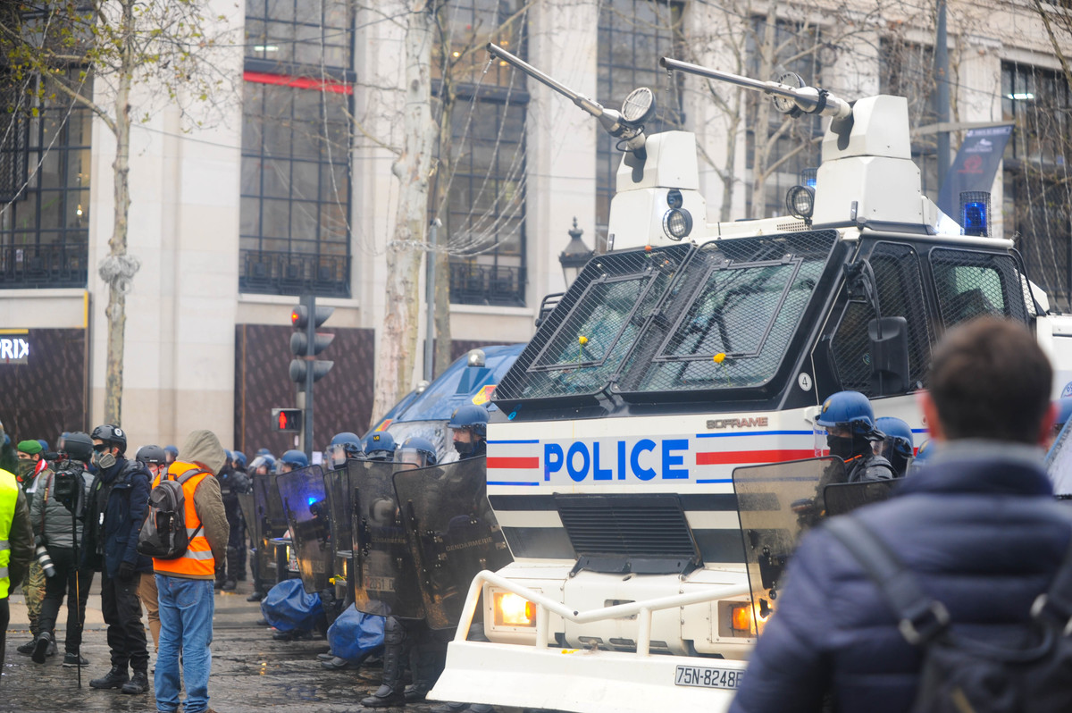 En bas des Champs, les policiers et leur canon à eau semblent indiquer que la fête est finie. - © Reflets