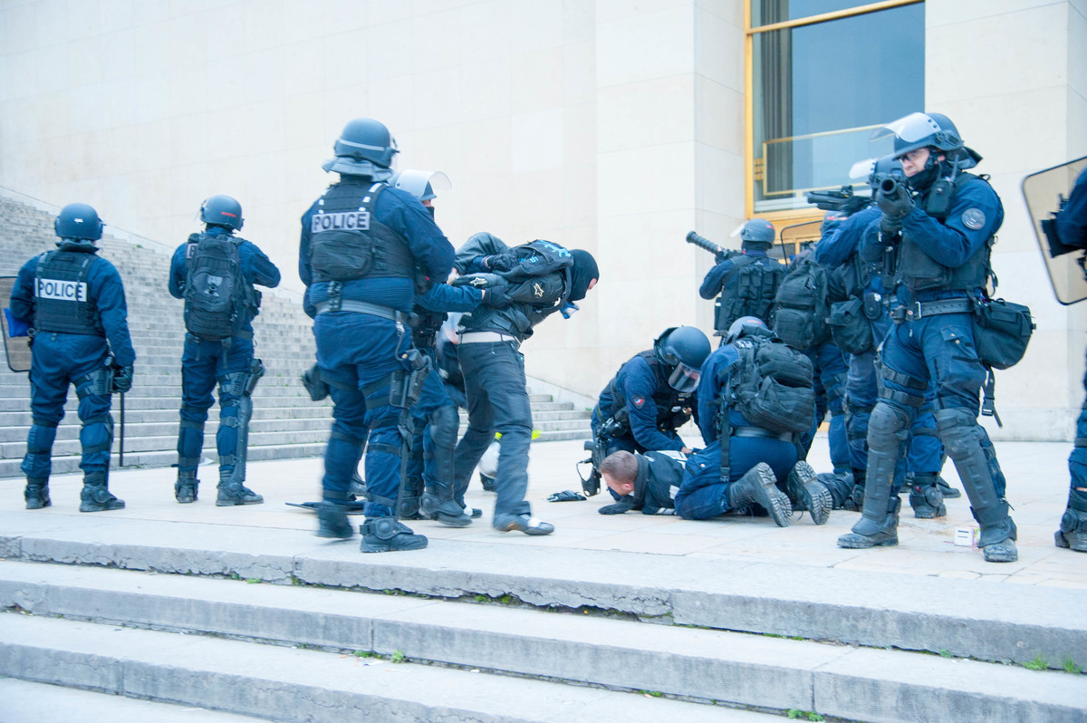 Les policiers sont tendus après l'arrestation - © Reflets