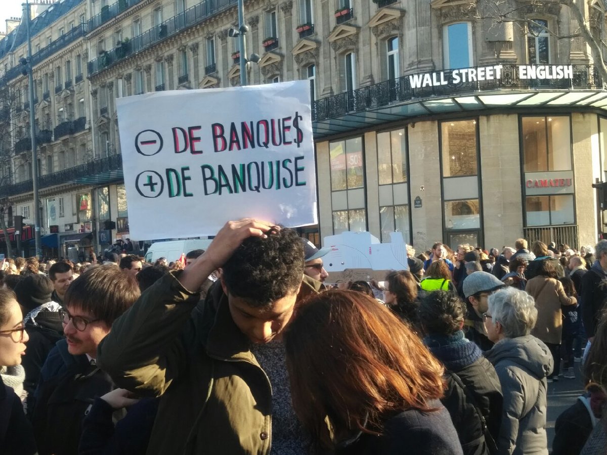 Place de la République, un message pour les banquiers... - © Reflets