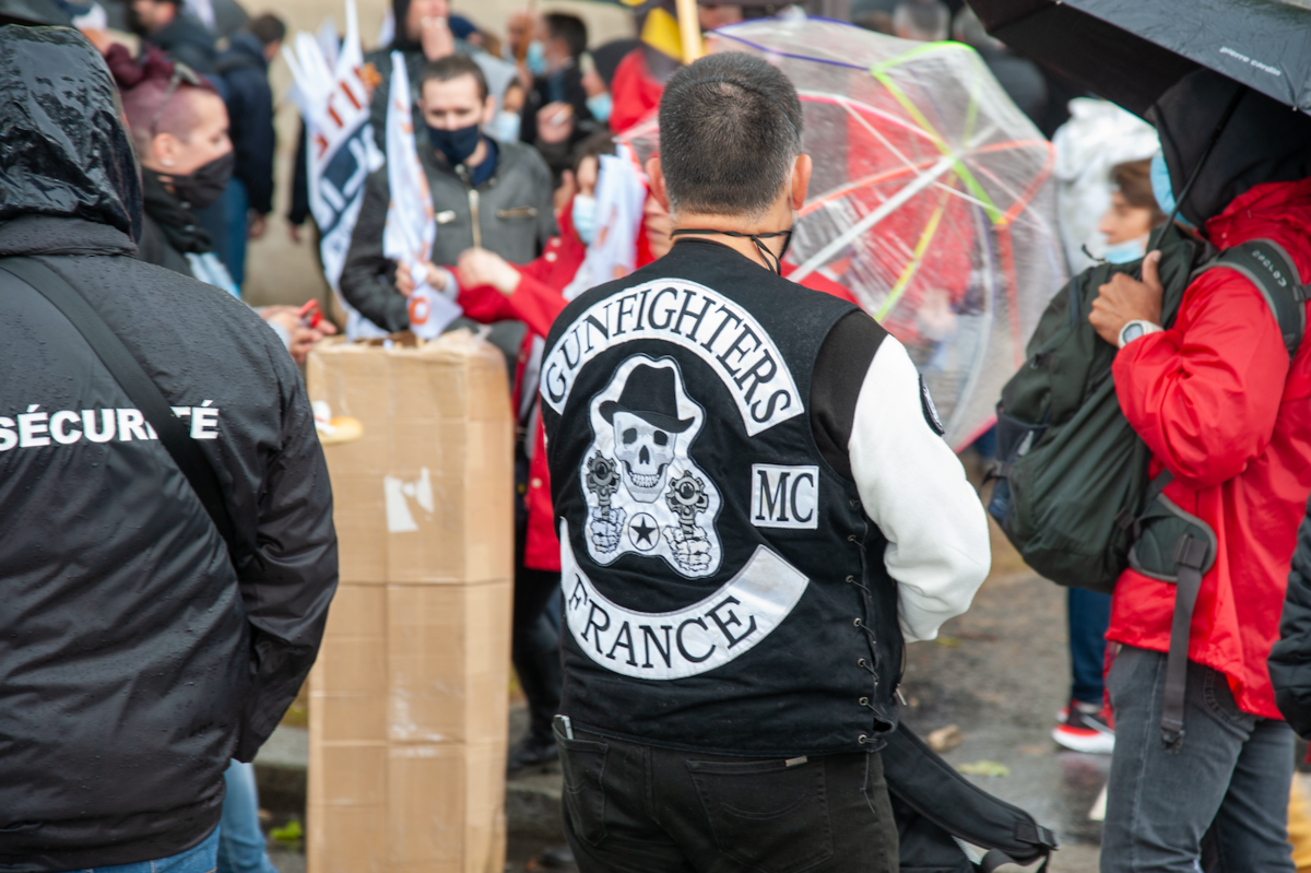 Beaucoup de policiers membres de ce club de fans de moto et d'armes. - © Reflets