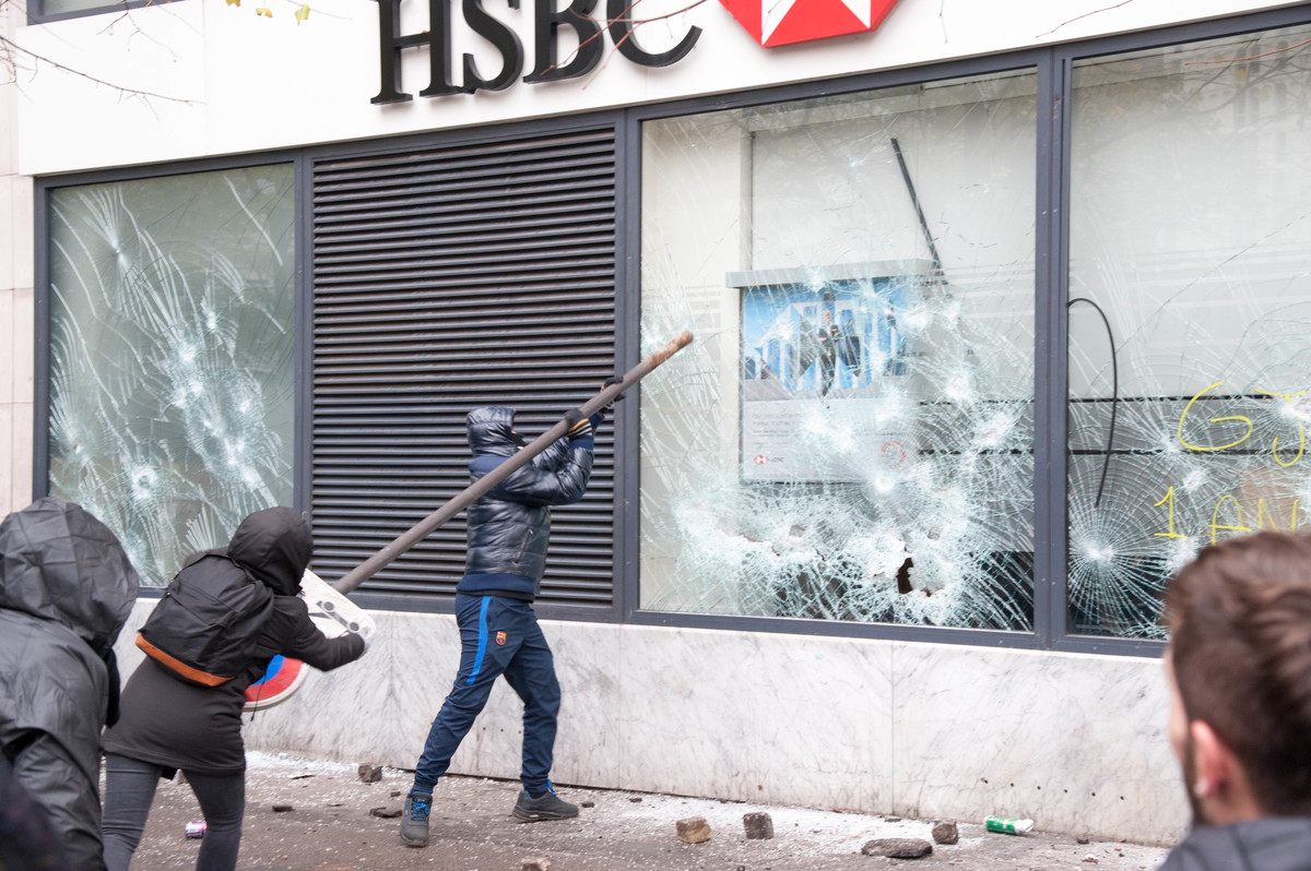 La devanture de la banque HSBC est détruite - © Reflets
