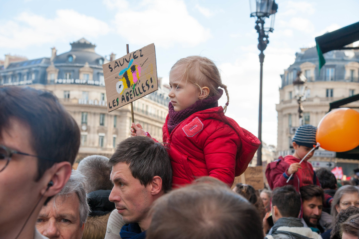 L'ambiance n'a rien à voir avec celle du quartier des Champs. Beaucoup de gens sont venus avec des enfants et tout se passe bien. - © Reflets
