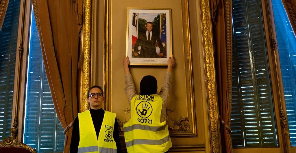 Décrochage du portrait du Président Macron dans la mairie du 8ème arrondissement à Paris - Clément Tissot