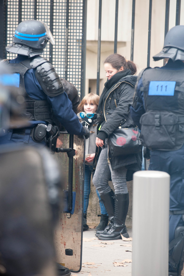 Après l'incursion sur le périphérique, la police interpelle un groupe d'une dizaine de personnes, dont une enfant. Tous seront relâchés après vingt minutes. - © Reflets