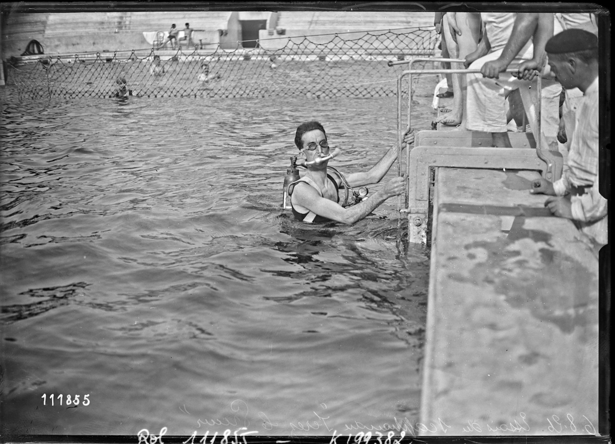 Le 06-08-1926, piscine des Tourelles, essais du scaphandre "Ferez - Le Prieur" - le capitaine Le Prieur muni de son scaphandre - Agence Rol - Wikipedia - Archives Nationales