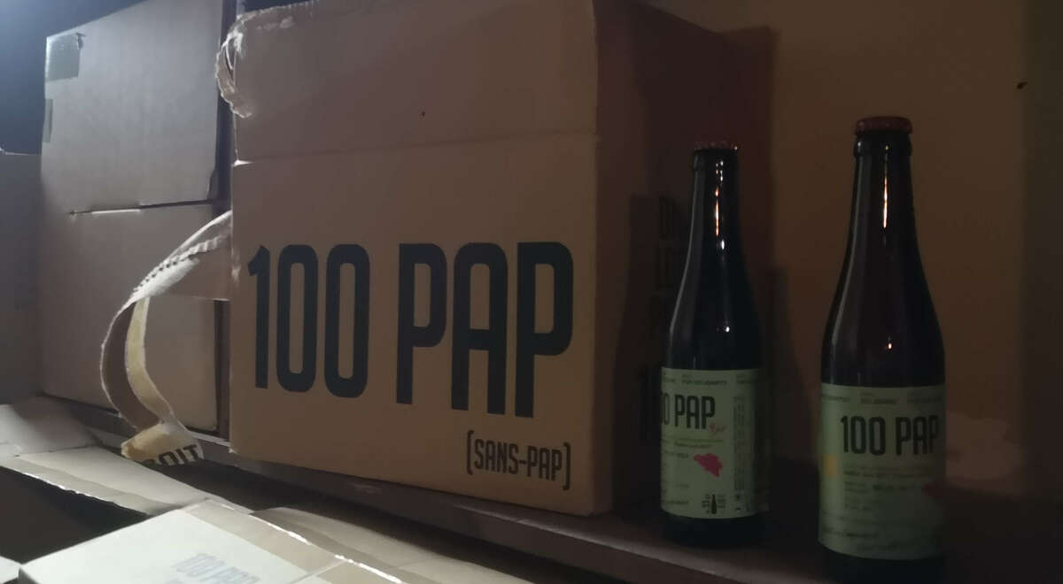 Durant les rencontres « OffDem », on boit la bière « 100 pap », une bière solidaire dont la moitié des bénéfices sont reversés aux collectifs de sans-papiers. - © Reflets