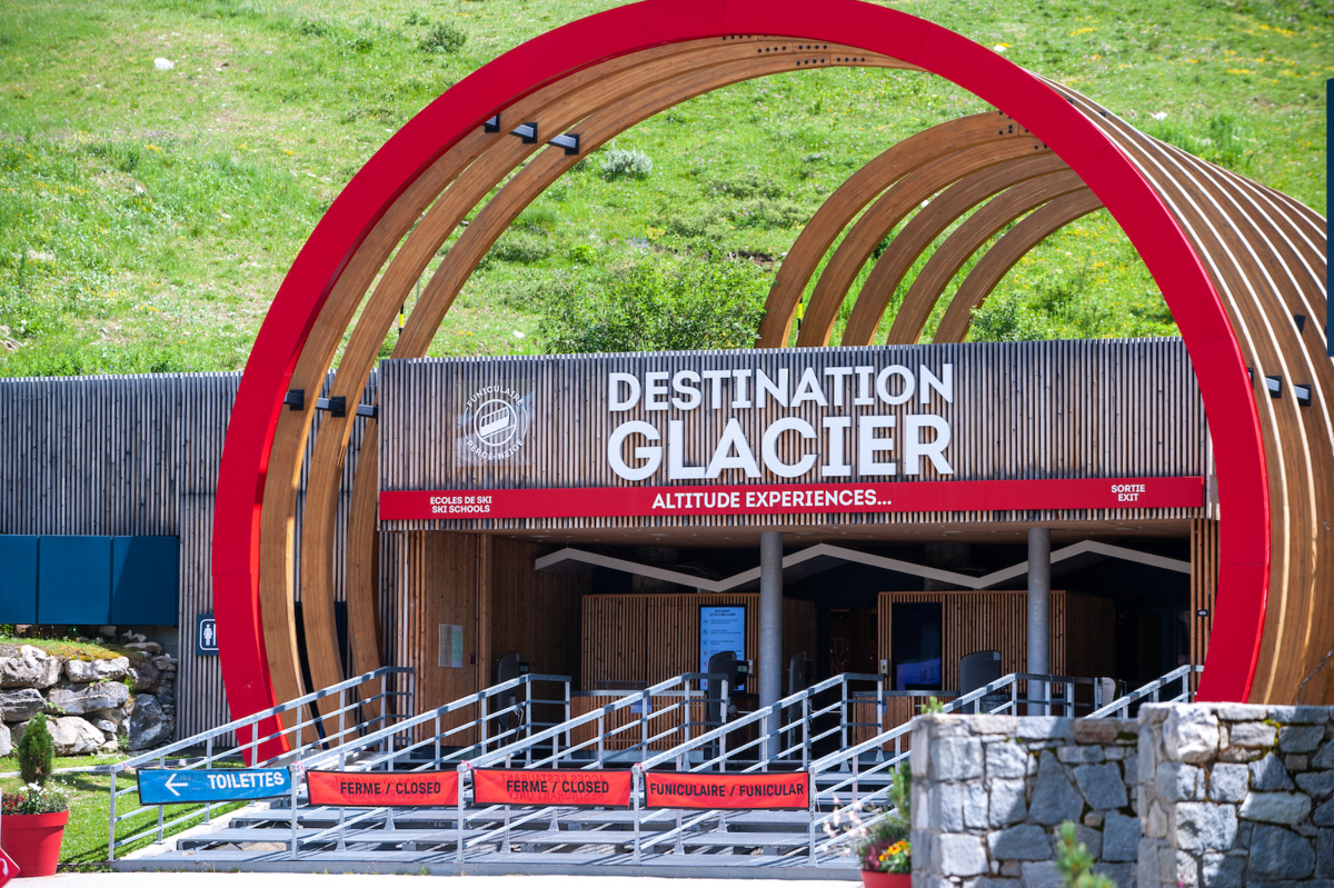 Il y a quelques années, Tignes promettait du ski 365 jours par an. Mais désormais, le glacier fond. - © Reflets