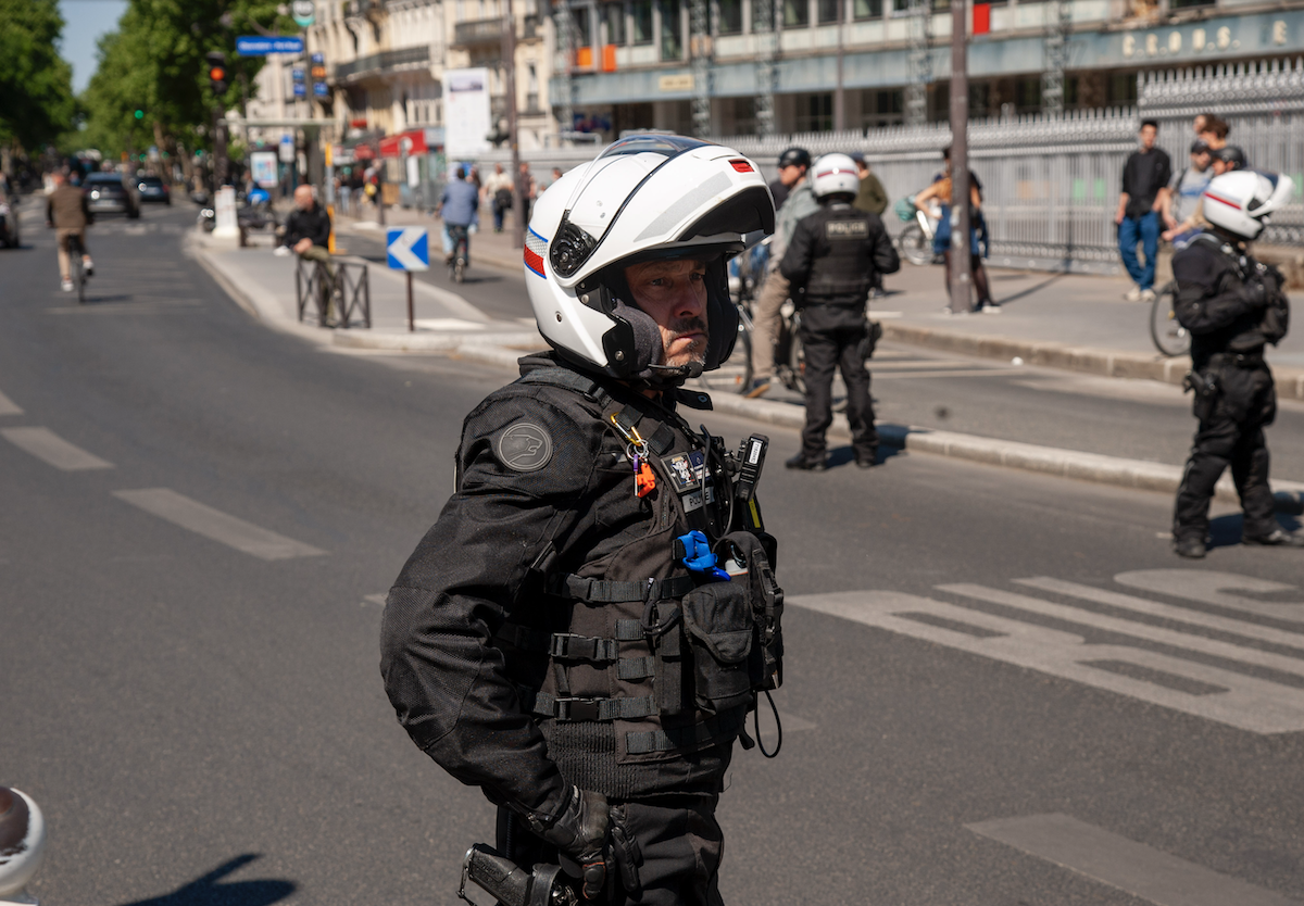 Le policier au casque facétieux - © Reflets
