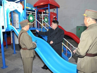 Kim Jung Un en train d'inspecter les rampes de lancement de ses missiles ballistiques