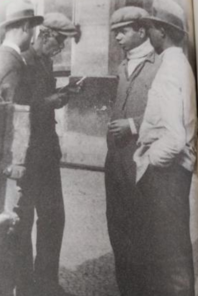 Marins capverdiens avec Mário Domingues sur le quai du Sodré, Notícias Ilustrado (1930).