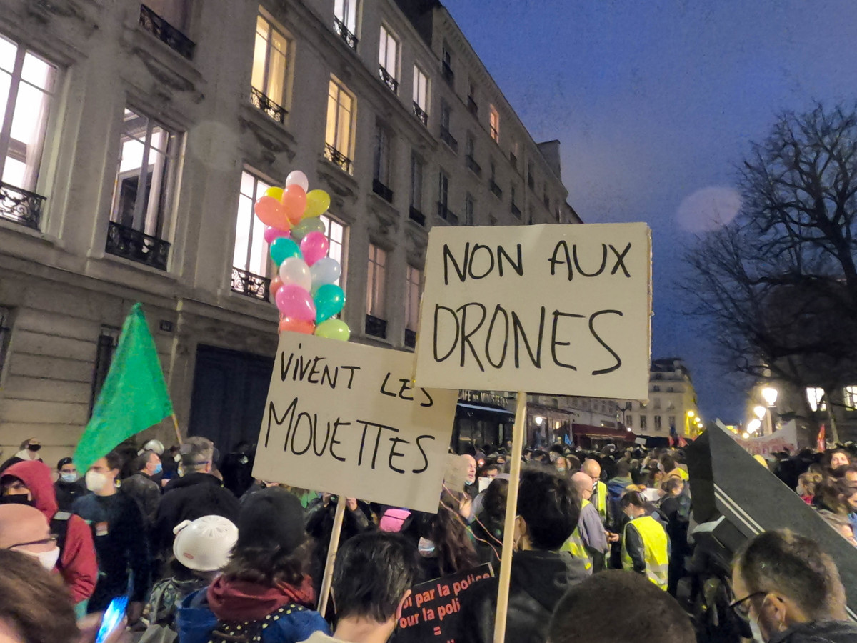 Ambiance bon enfant où l'on félicite les mouettes qui s'attaquent aux drones lors des manifestations. - © Reflets
