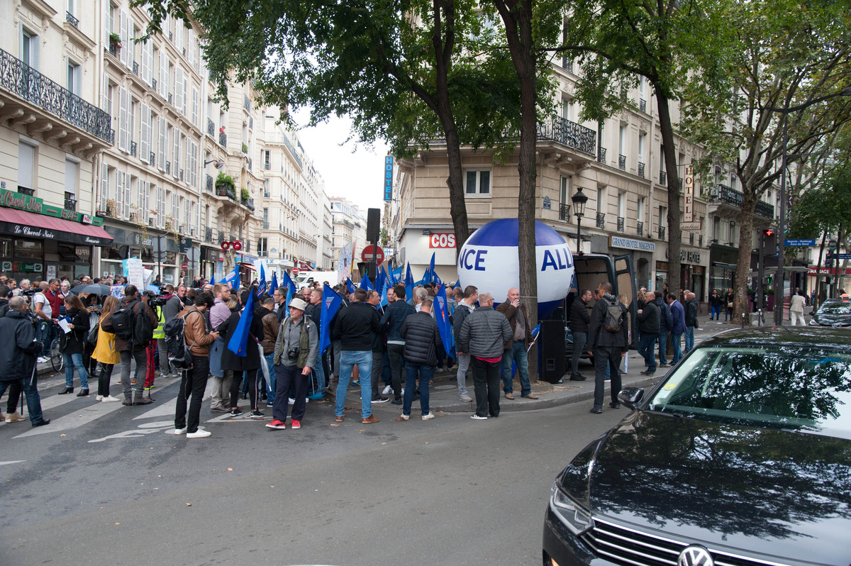 La manifestation d'Alliance a regroupé quelques dizaines de policiers qui tenaient sur le coin de rue, camion et ballon compris. - © Reflets