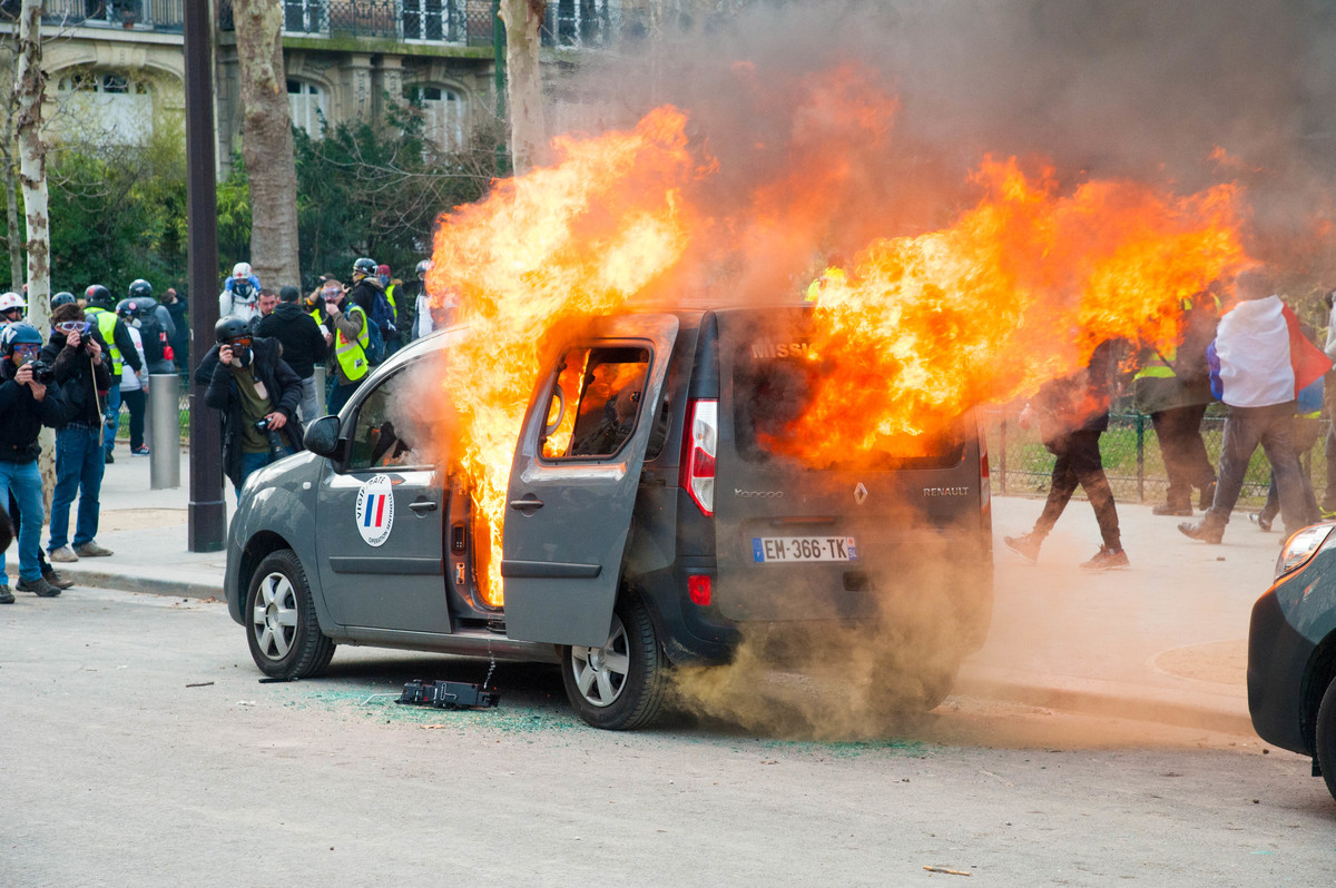 Vouloir moins d'impôts, mais brûler des voitures payées avec les impôts. Logique. - © Reflets