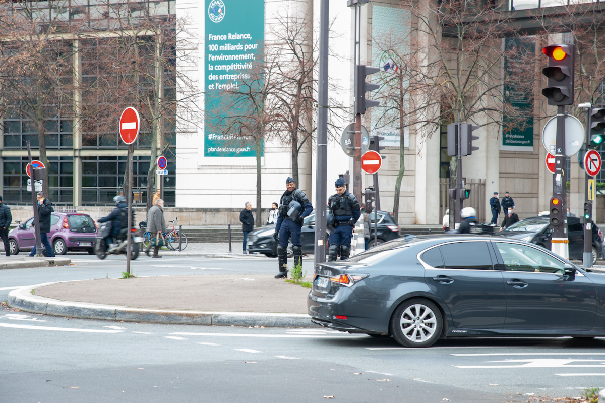 L'Intérieur avait sorti les grands moyens pour encadrer la manifestation des magistrats. Deux gendarmes qui ont l'air débordés. - © Reflets - CC BY-NC-SA